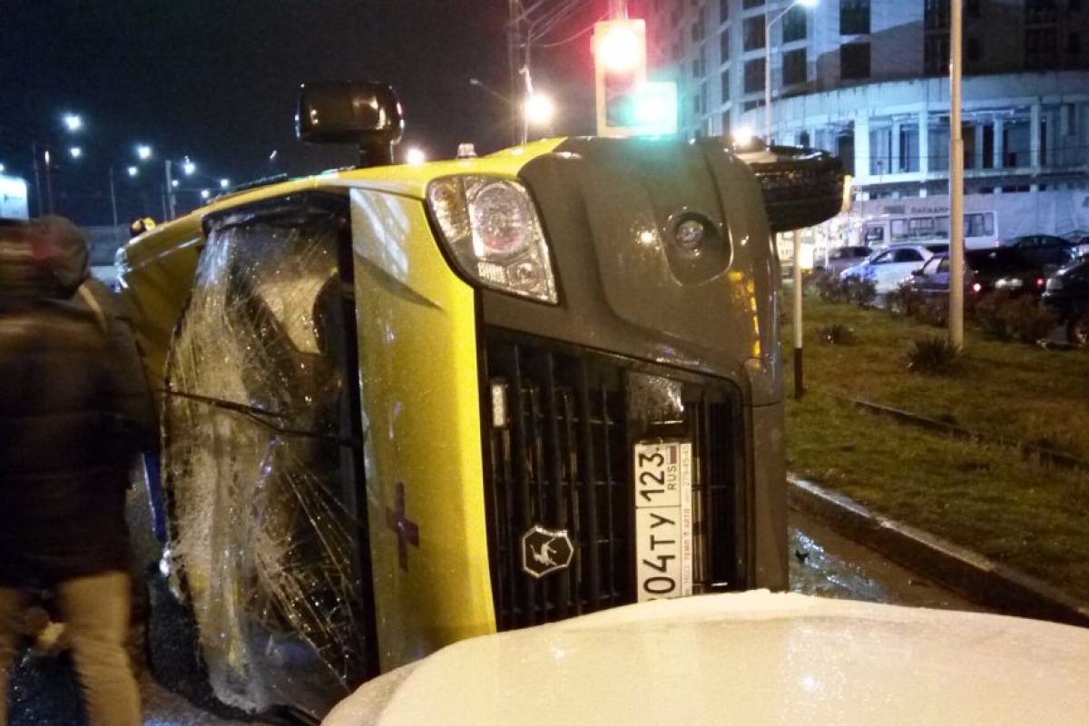 В Анапе во время ДТП перевернулась «скорая» с пациентом (Видео, Фото) |  28.03.2019 | Анапа - БезФормата