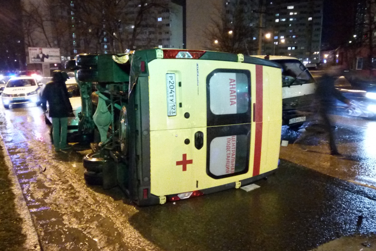 В Анапе во время ДТП перевернулась «скорая» с пациентом (Видео, Фото) |  28.03.2019 | Анапа - БезФормата