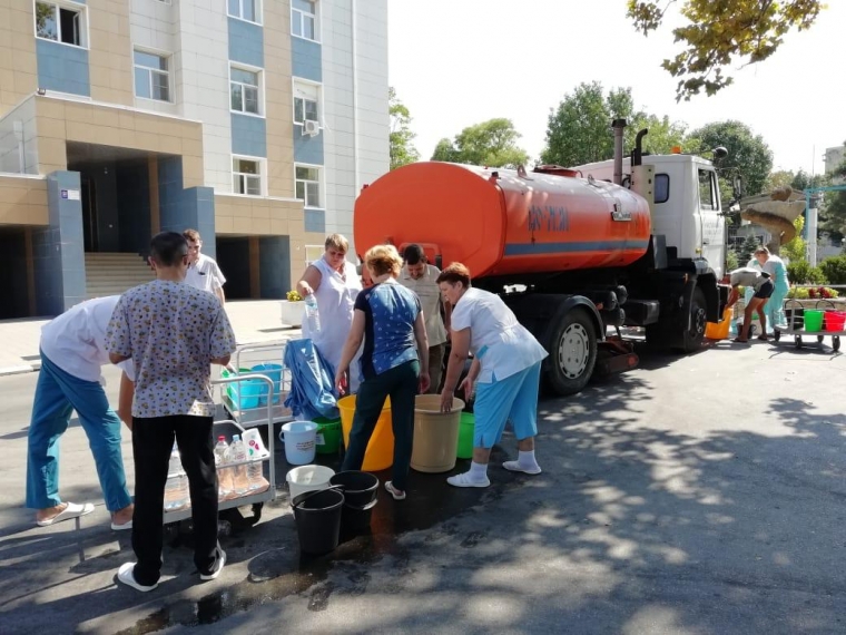 Авария на водоводе: к городской больнице Анапы воду подвозят каждые полтора часа 