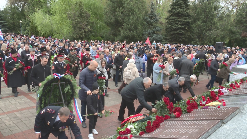В Анапе состоялась торжественная церемония возложения цветов к Вечному огню
