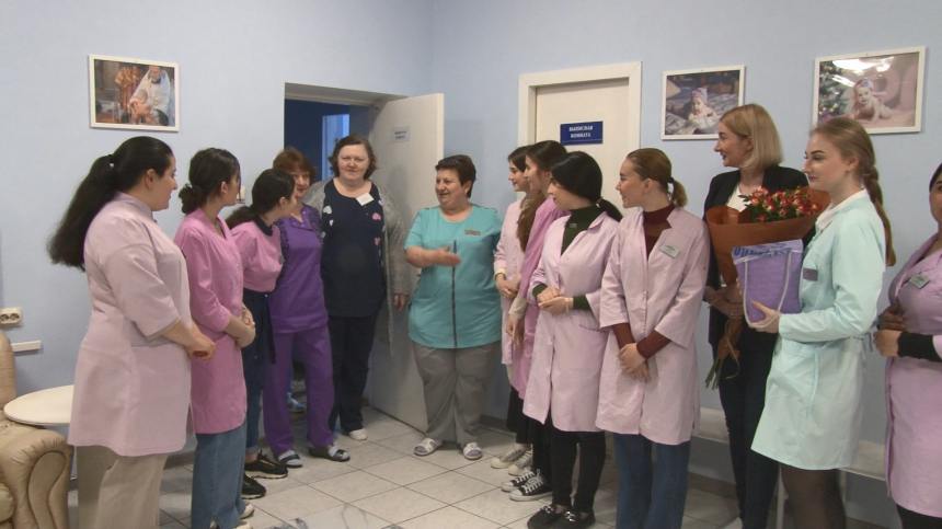 Анапские студенты поздравили врачей-акушеров с профессиональным праздником