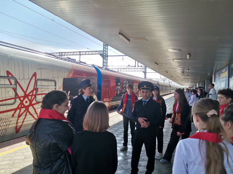 Транспортные полицейские Анапы организовали экскурсию для детей на «Поезд Победы»