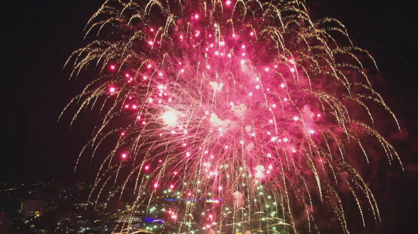 В честь 175-летия присвоения Анапе статуса города, над морем прогремел праздничный фейерверк
