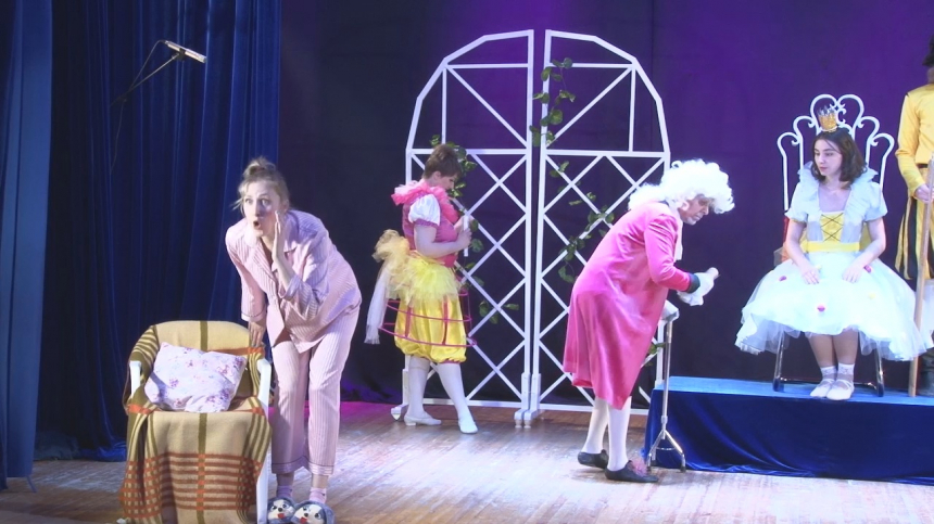 Театральная студия «Многоточие» показала премьеру сказки для детей и родителей
