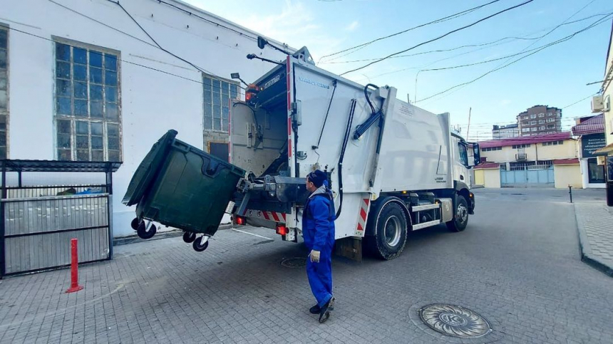 Регоператор увеличил парк спецтехники для уборки мусора в Анапе
