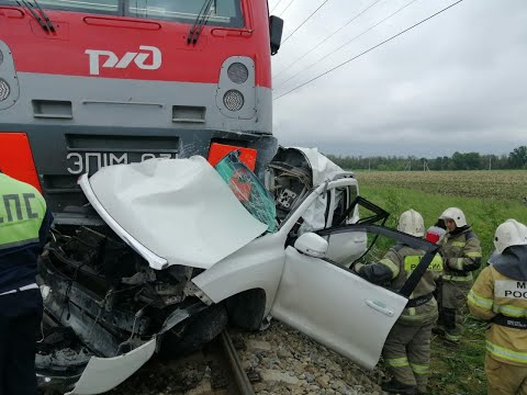 Два человека погибли в столкновении поезда и автомобиля под Анапой