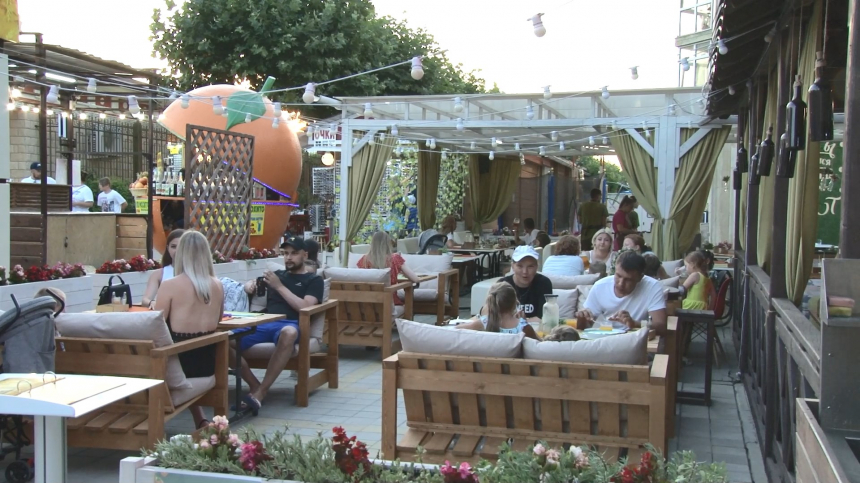 Правительство России упростило порядок размещения летних кафе
