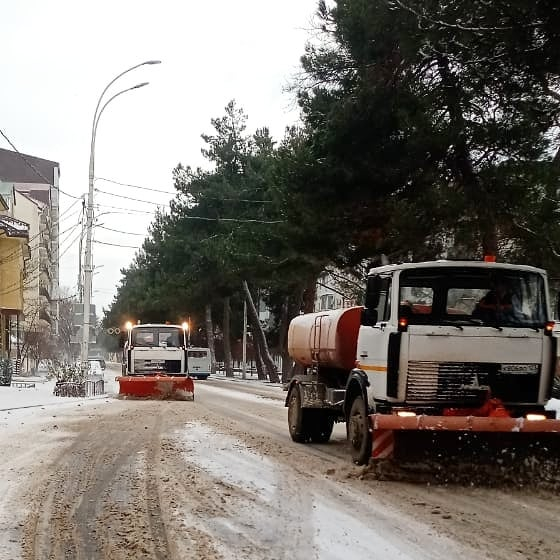 Анапские улицы расчищают от снега