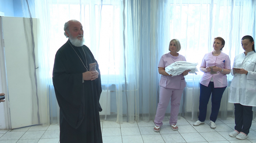 Медики из анапского роддома получили халаты, освященные на мощах крымского святого