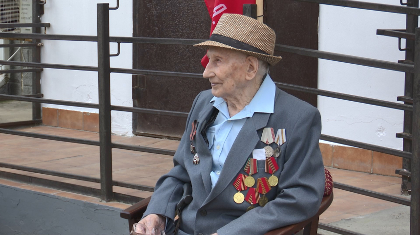 Мэр Анапы поздравил ветерана с вековым юбилеем