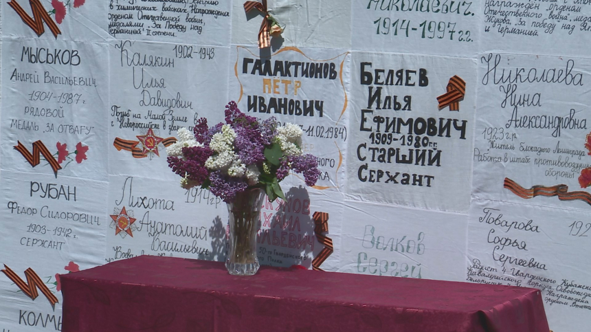 В пятой школе Анапы провели торжественную линейку и посадили розы на аллее Памяти