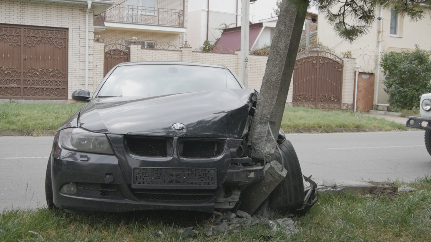 Сегодня автомобиль марки БМВ врезался в столб на улице Тургенева.