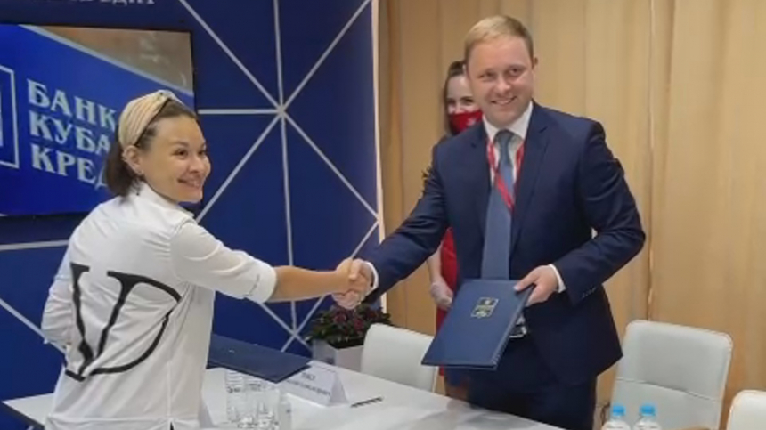 Мэр Анапы Василий Швец подписал соглашение с президентом Федерации триатлона России Ксенией Шойгу