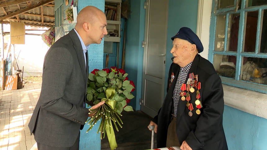 В Анапе ветерана Великой Отечественной войны поздравили с 98-летием