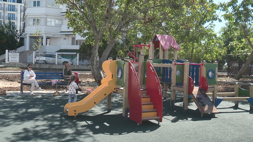 Специалисты завершили установку детской площадки на улице 40 лет Победы