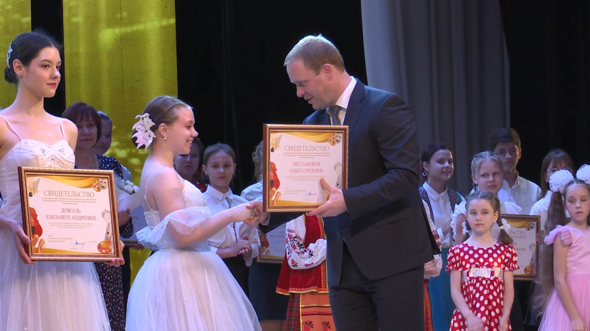 Мэр Анапы вручил специальные премии одаренным детям в области культуры, образования и спорта