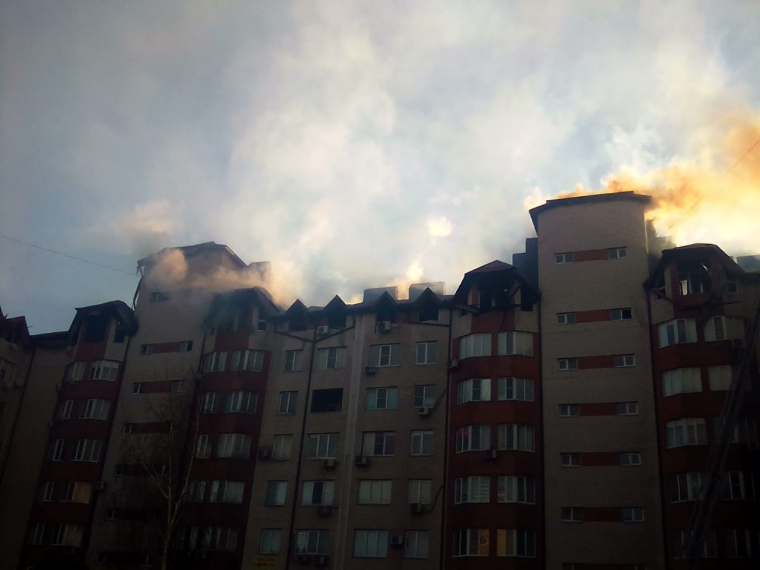 «Огонь распространился уже на 1 500 кв. метров. Идет эвакуация жильцов»: В Анапе горит восьмиэтажный дом