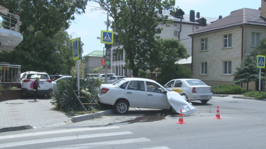 В Анапе на перекрёстке Самбурова и Астраханской произошла авария