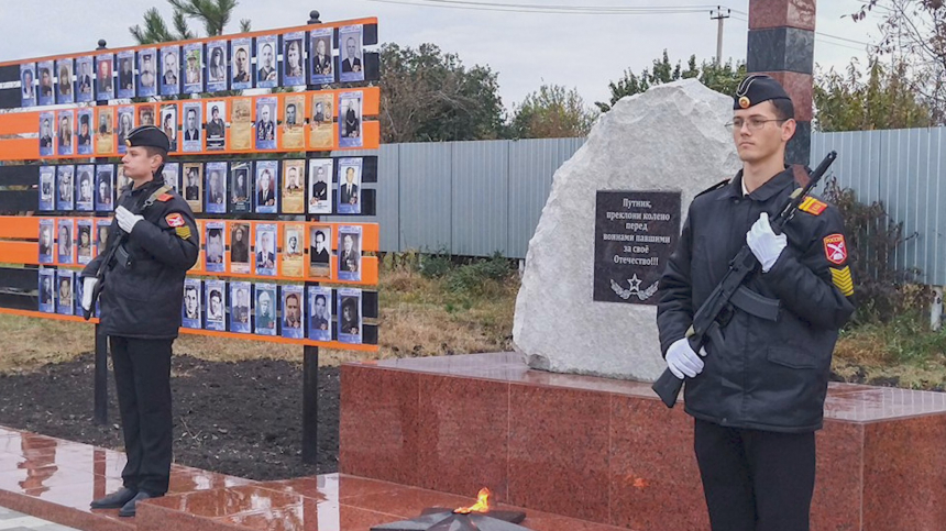 В кадетской школе имени Николая Старшинова открыли мемориал «Бессмертный полк»