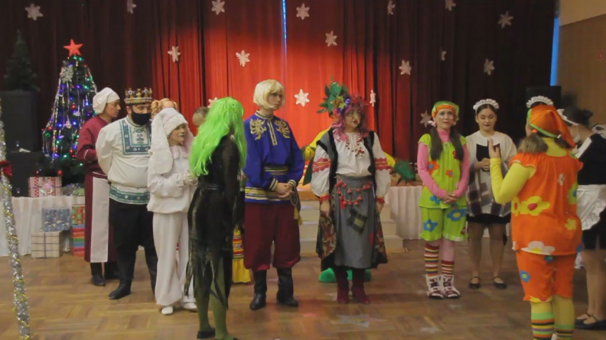 Артисты Дома Культуры станицы Анапской приготовили для детей необычный Новогодний подарок