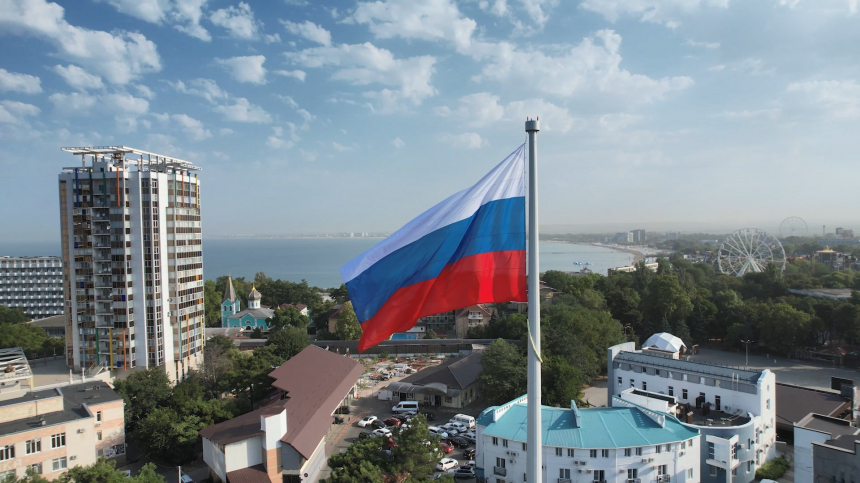 В День Российского флага в Анапе развернули один из самых крупных на Кубани государственных символов