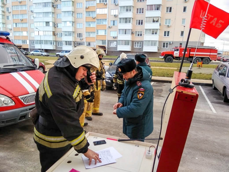 Учебная пожарная. Анапские пожарные. Пожарные учения в Анапе. Пожарная тревога дома. Пожарная станция Анапа.