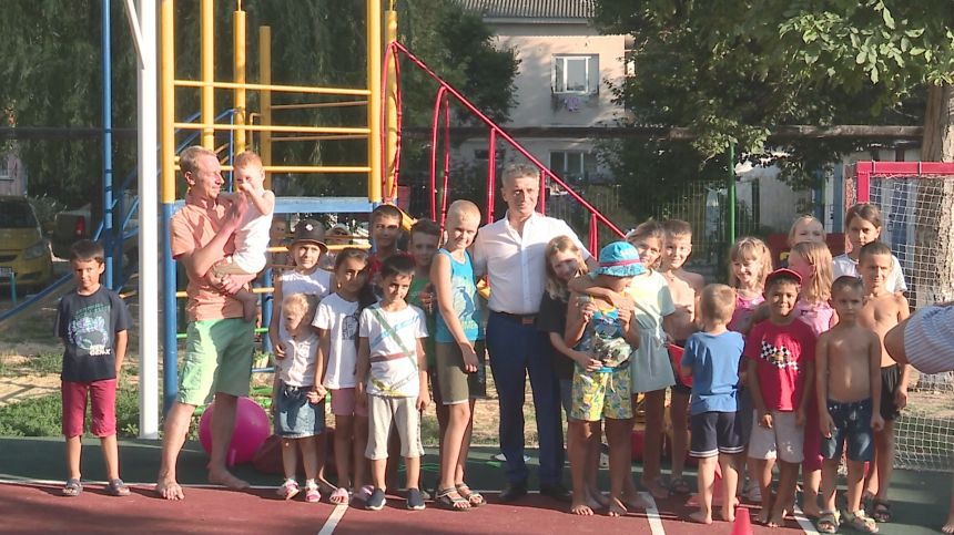 Депутат Совета Константин Апостолиди поздравил маленьких анапчан с новым учебным годом