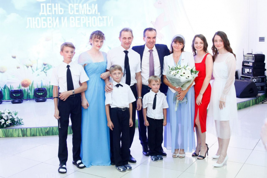 Вениамин Кондратьев поздравил семью из Анапы с награждением орденом «Родительская слава»