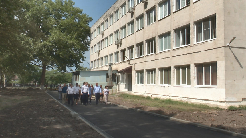 До 1 сентября в станице Анапской благоустроят территорию школы №12