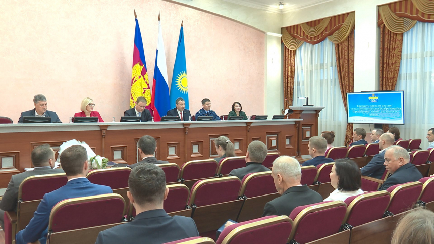 В Анапе состоялась очередная, 39 сессия Совета депутатов под председательством Леонида Красноруцкого