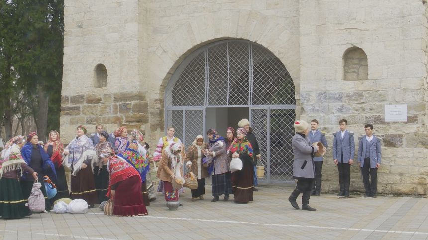 Анапчане стали зрителями исторического перфоманса у памятника Русские ворота