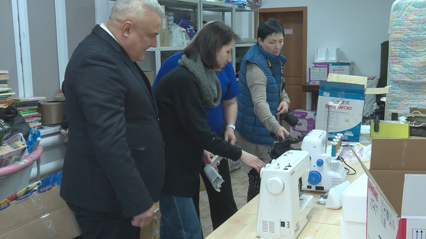 Депутат Государственной Думы передал анапским волонтерам оборудование для пошива одежды солдатам