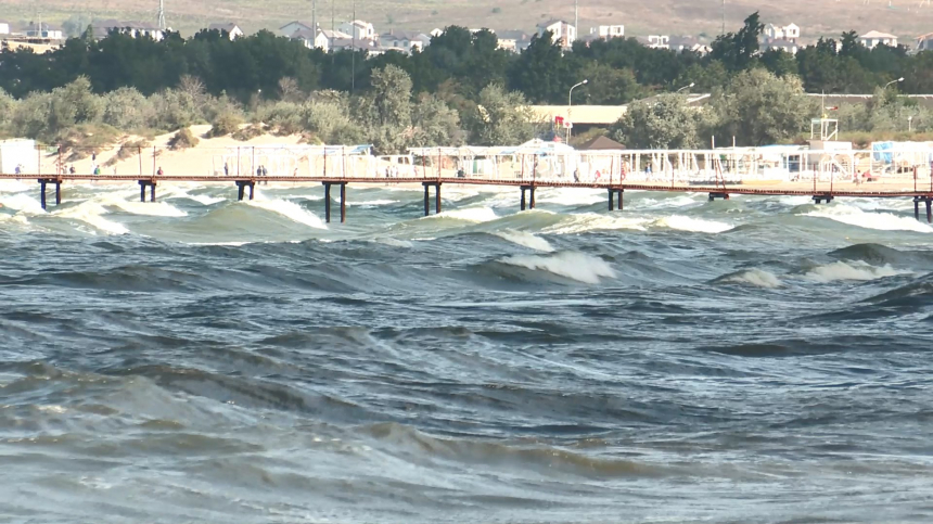 Сегодня в Анапе продолжает действовать запрет на купание в море