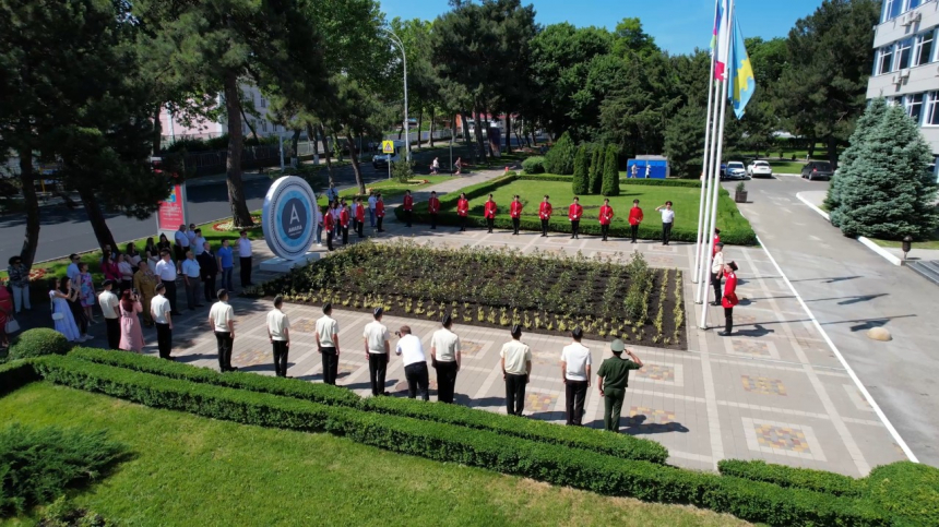 В Анапе провели церемонию торжественного подъема российского флага