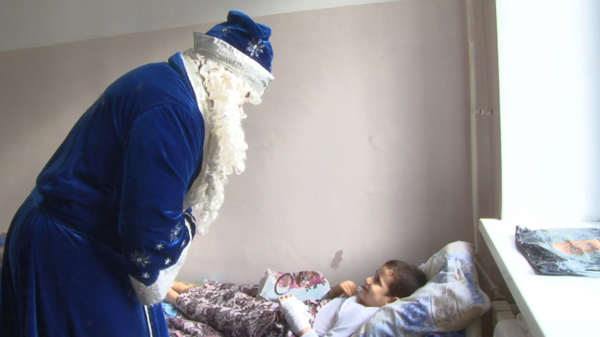 Дед Мороз поздравил маленьких анапчан, находящихся на лечении в стационаре