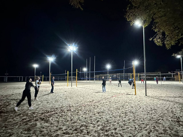 Волейбольные площадки оборудовали на Центральном пляже Анапы