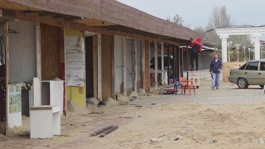 В курортном селе Витязево продолжается демонтаж роллетов расположенных  на Паралии
