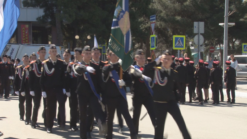 Анапские кадеты прошли торжественном маршем у Стелы Воинской славы