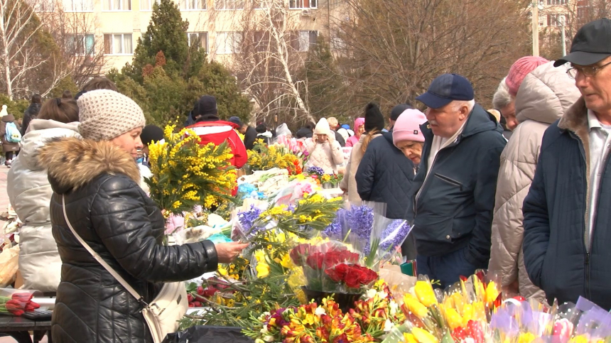 Подарки прекрасным женщинам: в Анапе открыты десятки цветочных базаров
