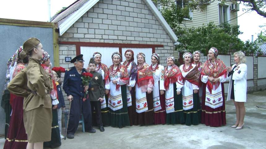 Вокальные и танцевальные коллективы Центра Культуры «Родина» поздравили ветерана