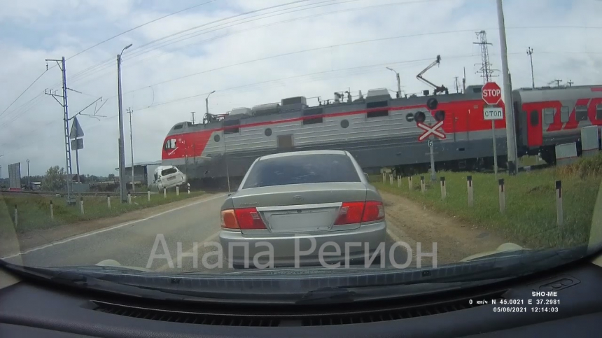 Момент аварии на железнодорожном переезде в Анапе попал на камеру видеорегистратора