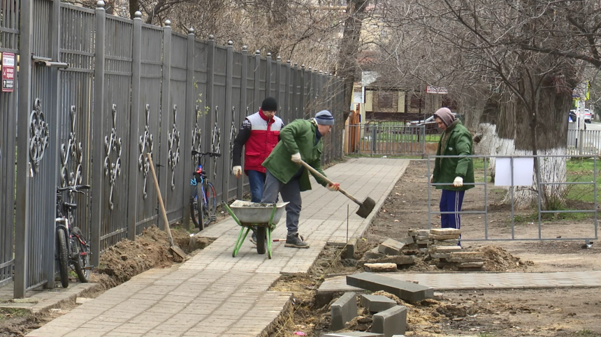 Работы по реконструкции тротуара у 4 школы продолжились