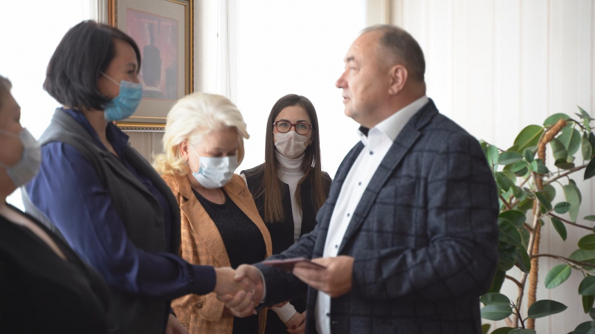 Депутат Госдумы Иван Демченко вручил удостоверения своим помощникам