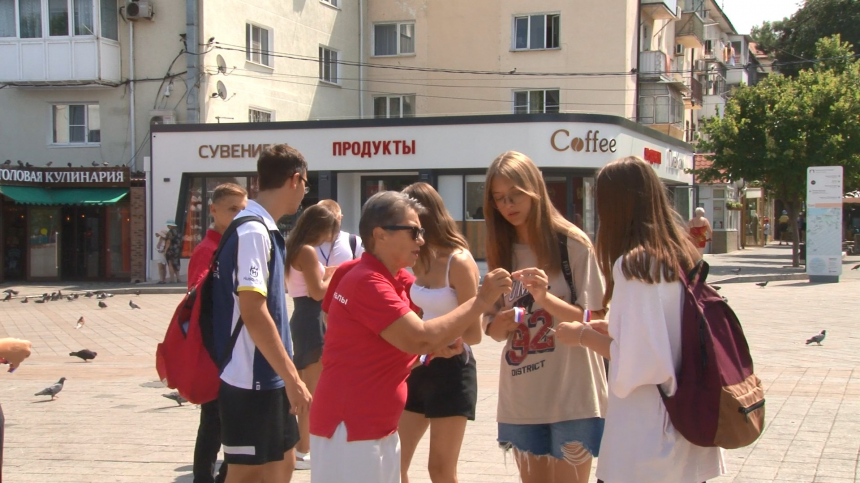 Волонтеры анапского молодёжного центра провели акцию в День Российского флага