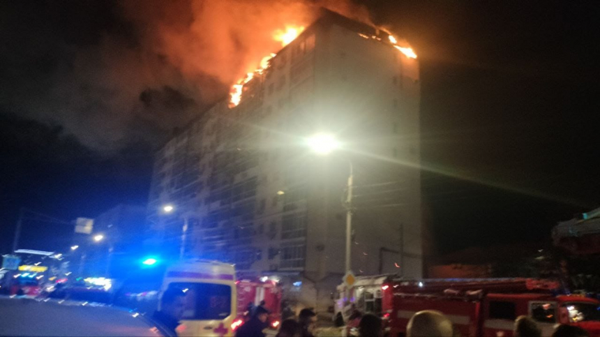Мансарда одиннадцатиэтажного дома загорелась в Анапе