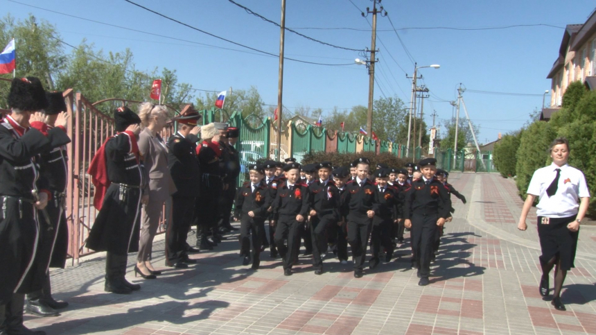 Воспитанникам казачьего детского сада «Буратино» подарили новую форму