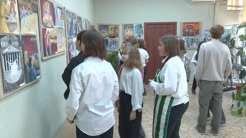 В Анапе проходит выставка детских рисунков «На театральных подмостках»