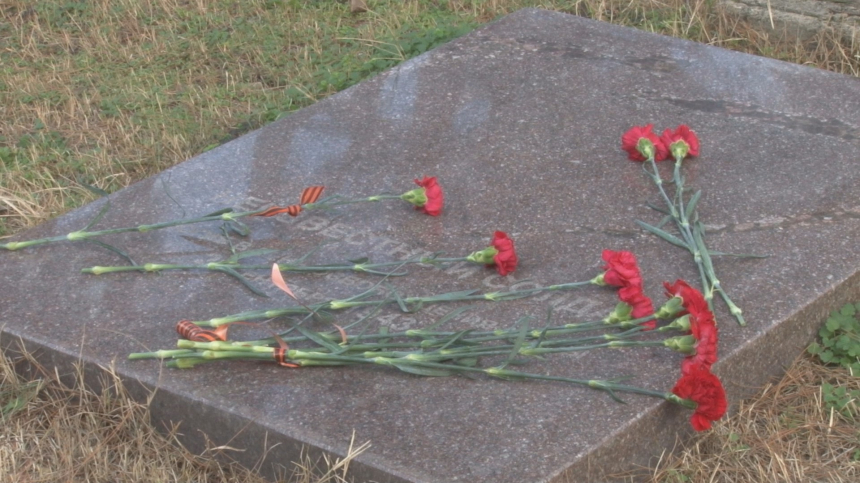 В Анапе возложили цветы к могиле Неизвестного солдата