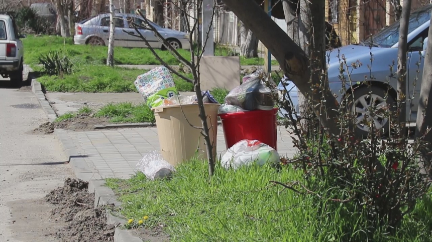 Выставлять  мусор перед домовладениями запрещено