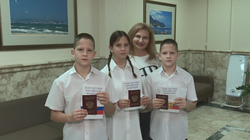 Школьники получили свои первые паспорта в мэрии Анапы